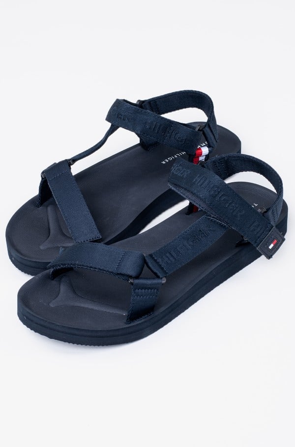 COMFORTABLE STRAPPY SANDAL