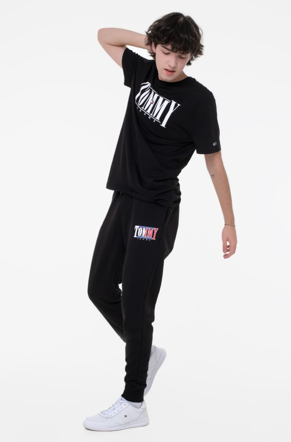 TJM CLSC ESSENTIAL SERIF TEE
