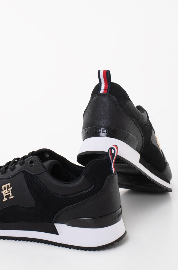 TH ESSENTIAL RUNNER-hover